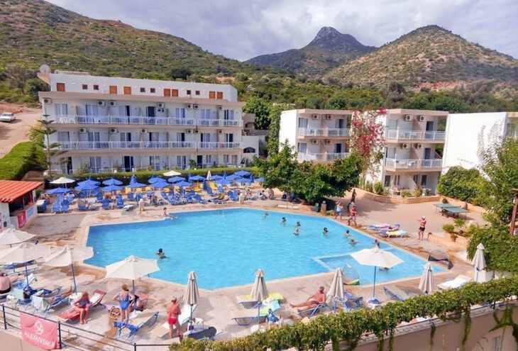 дети плаваю в бассейне отеля Atali Grand Resort Греция отдых с детьми 1 дети плаваю в бассейне отеля Atali Grand Resort Греция отдых с детьми