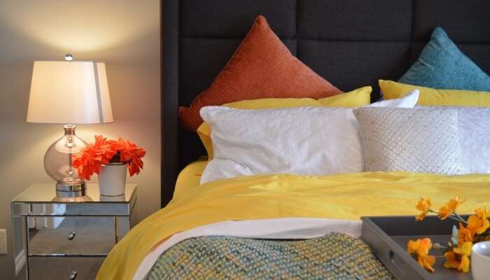 спальня с тумбочкой и лампой Отели Тадж-Махал 11 спальня с тумбочкой и лампой Отели Тадж-Махал