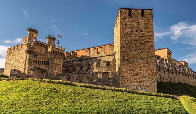 Замок тамплиеров в Понферраде, Испания