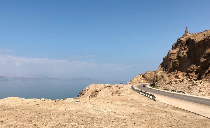 Мертвое море видно с шоссе 1 Мертвое море видно с шоссе.
