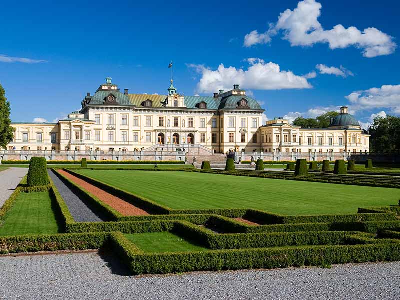 Деталь территории дворца Дроттнингхольм, объекта культурного наследия ЮНЕСКО в Швеции. Стокгольм 1 Деталь территории дворца Дроттнингхольм, объекта культурного наследия ЮНЕСКО в Швеции. Стокгольм