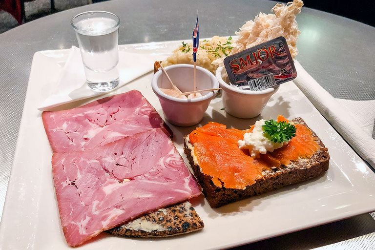 Отвратительная ферментированная акула (посередине с зубочистками) 11 Отвратительная ферментированная акула (посередине с зубочистками)