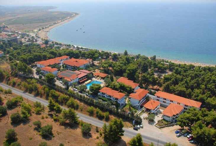 вид на территорию и песчаный пдяж отеля Philoxenia bungalows 1 вид на территорию и песчаный пдяж отеля Philoxenia bungalows