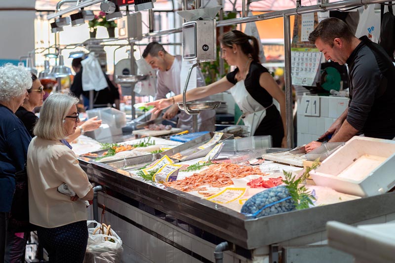 лучшие вещи в Севилье бесплатно | рынки 1 Лонья де Ферия | рынки