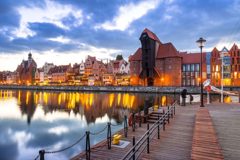 старый город гданьск с древним журавлем в сумерках, польша, лучшие места для посещения в европе 1 старый город гданьск с древним журавлем в сумерках, польша, лучшие места для посещения в европе