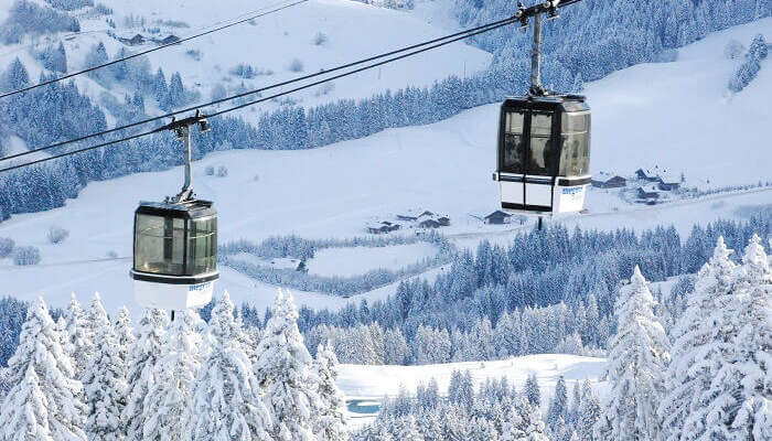 Люди путешествуют по канатной дороге на горнолыжном курорте Межев. 11 Люди путешествуют по канатной дороге на горнолыжном курорте Межев.