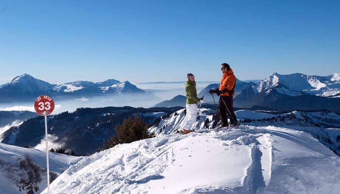 Два лыжника заняли позицию на вершине склона горнолыжного курорта Морзин. 11 Два лыжника заняли позицию на вершине склона горнолыжного курорта Морзин.