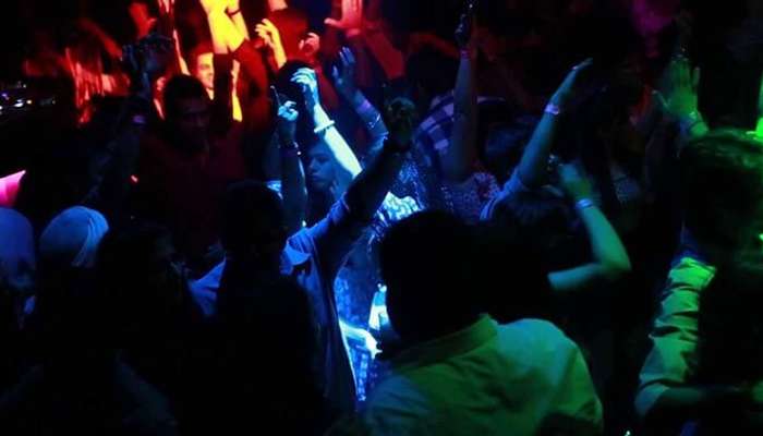 Толпа танцует в знаменитом ночном клубе в Дели Ночная жизнь Дели 11 Толпа танцует в знаменитом ночном клубе в Дели Ночная жизнь Дели