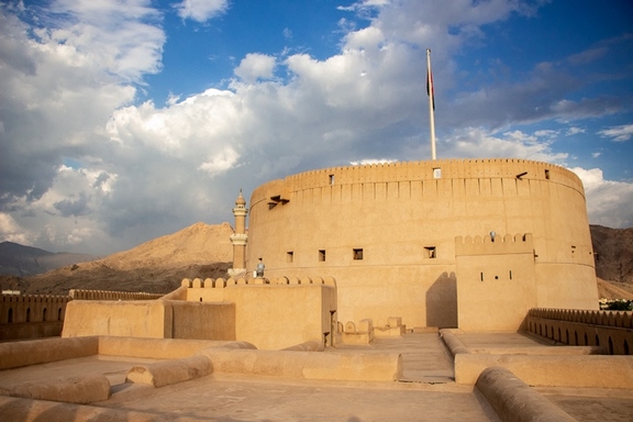 Форт Низва - лучший форт в Омане и одно из самых посещаемых туристических мест в Омане. Форт Низва - лучший форт в Омане и одно из самых посещаемых туристических мест в Омане.