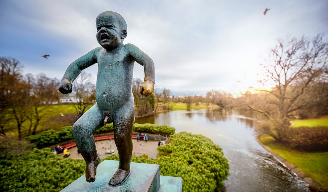 Маленькая статуя младенца в парке Vigeland в Осло, Норвегия 11 Маленькая статуя младенца в парке Vigeland в Осло, Норвегия
