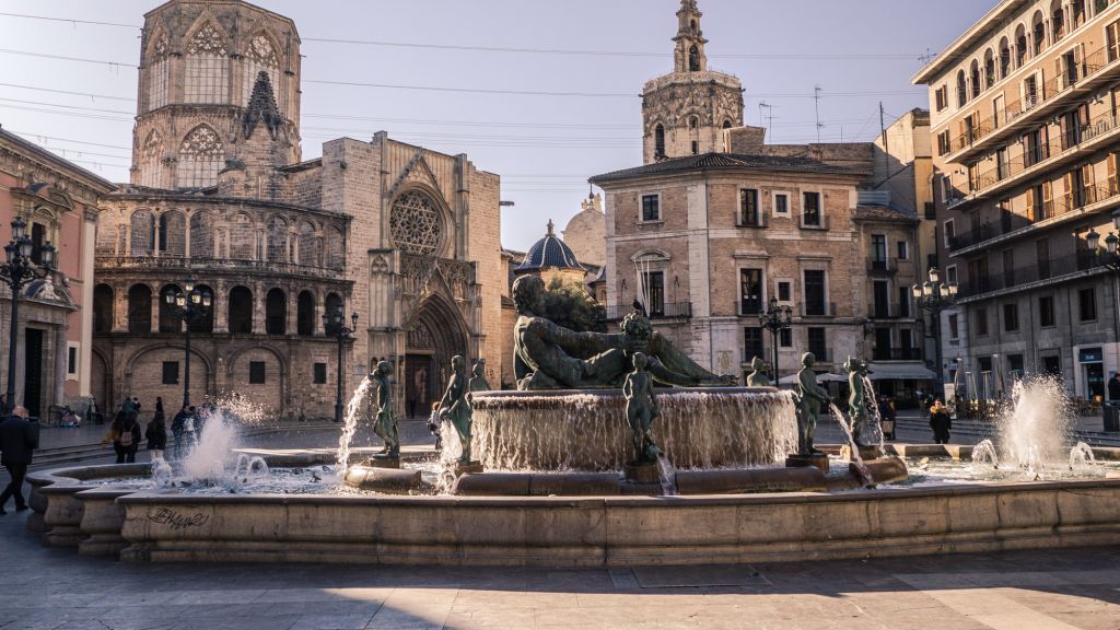 Plaza De La Virgen. 111 Plaza De La Virgen.