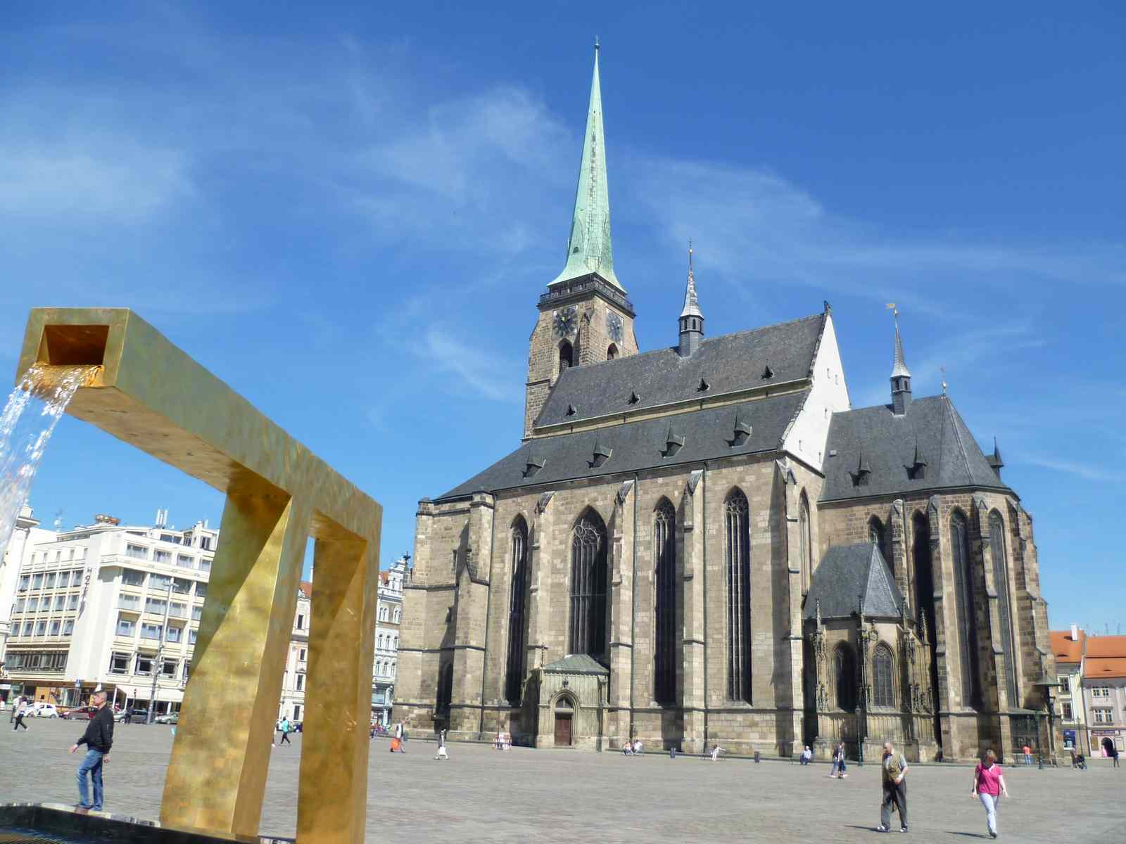 Собор святого Варфоломея на площади Республики является наиболее значимым видом города Пльзень. 11 Пльзень, Чешская Республика, Пльзень, Чехия: Собор Святого Варфоломея принадлежит к самым удивительным достопримечательностям Пльзеня в Чечене.