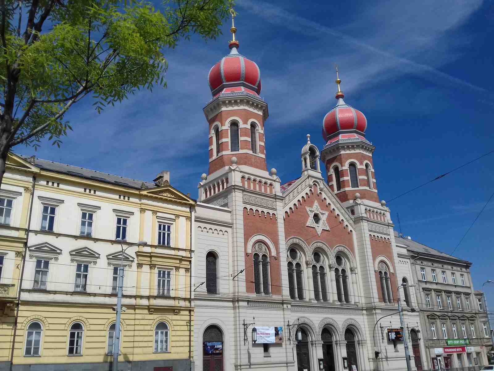 Большая синагога в Пльзене является второй по величине синагогой в Европе и третьей по величине в мире. Пльзень, Чешская Республика: Большая синагога в Пльзене Чешская Республика часто является целью туристов в Пльзене. Благодаря столь многим достопримечательностям, туризм в Пльзене растет. Пльзень Чехия