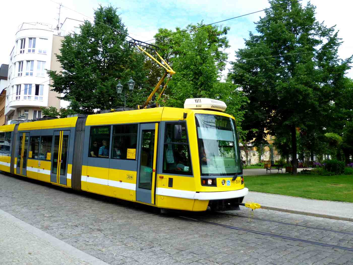 Вы можете использовать трамвай, автобус или троллейбус в Пльзене. 11 Вы можете использовать трамвай, автобус или троллейбус в Пльзене.