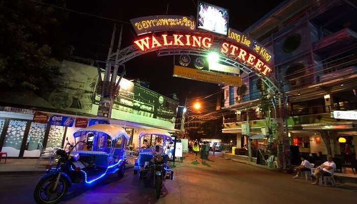 Разноцветные неоновые вывески в самом центре пешеходной улицы Паттайи 1 Разноцветные неоновые вывески в самом центре пешеходной улицы Паттайи