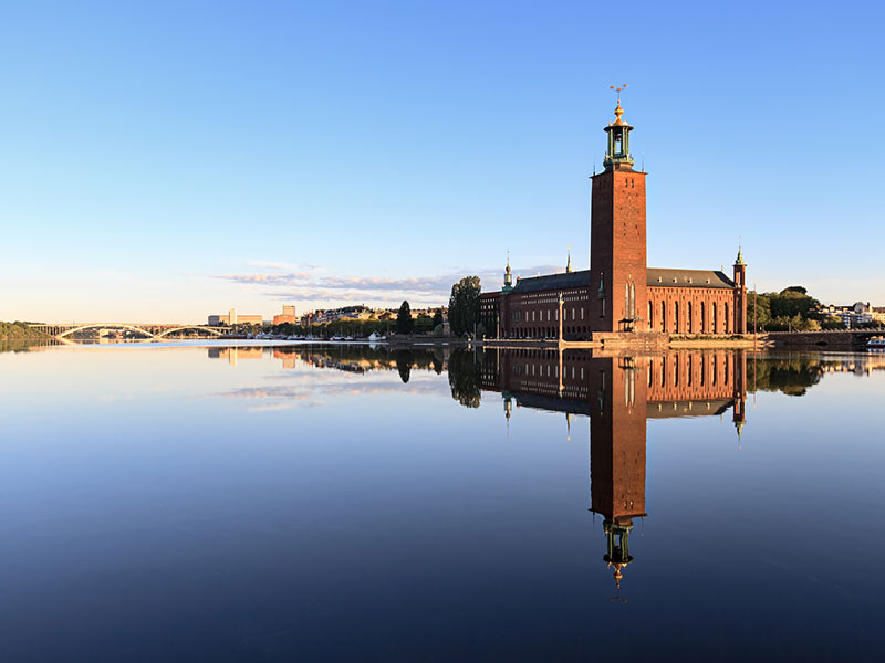 Стокгольмская ратуша с отражением на воде утром, Швеция. Стокгольм 1 Стокгольмская ратуша с отражением на воде утром, Швеция. Стокгольм