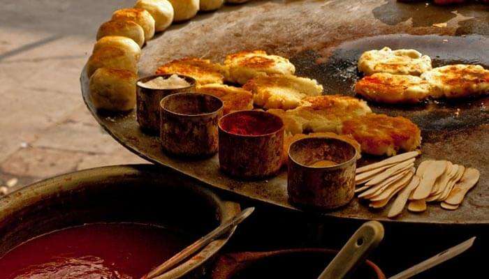 Улицы Дели предлагают потрясающий выбор уличной еды 11 Улицы Дели предлагают потрясающий выбор уличной еды Ночная жизнь Дели