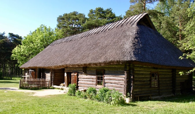 Историческое деревянное здание в Эстонском музее под открытым небом Таллинн , Эстония 11 Историческое деревянное здание в Эстонском музее под открытым небом Таллинн , Эстония