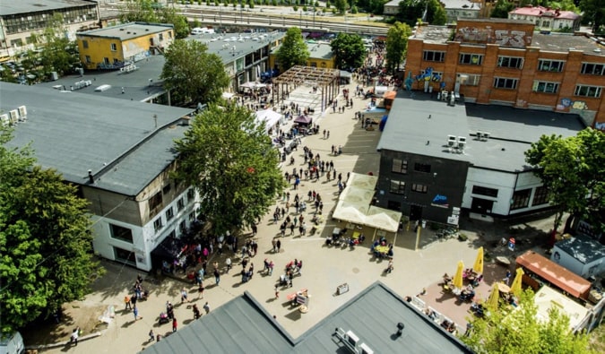 Толпы людей в творческом городе Теллискиви Таллинн , Эстония 111 Толпы людей в творческом городе Теллискиви Таллинн , Эстония