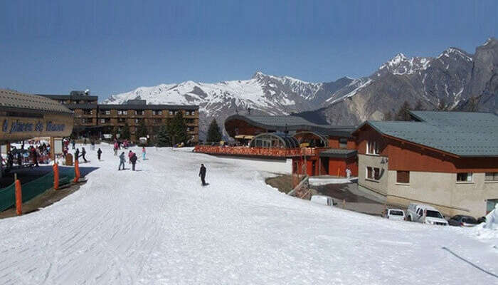 Центр деревни Ле Кареллис Горнолыжные курорты Франции 11 Центр деревни Ле Кареллис Горнолыжные курорты Франции