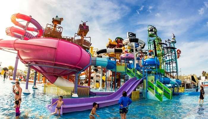 Многие путешественники развлекаются в аквапарке Cartoon Network Amazone Water Park Паттайя 1 Многие путешественники развлекаются в аквапарке Cartoon Network Amazone Water Park Паттайя