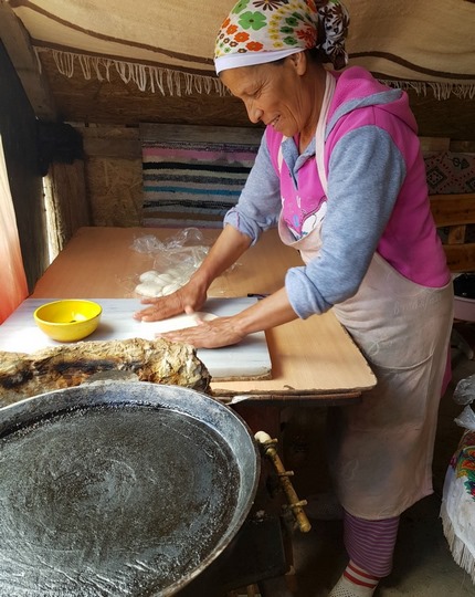 Женщина готовит лепешки в Дар-Загуане 1 Женщина готовит лепешки в Дар-Загуане