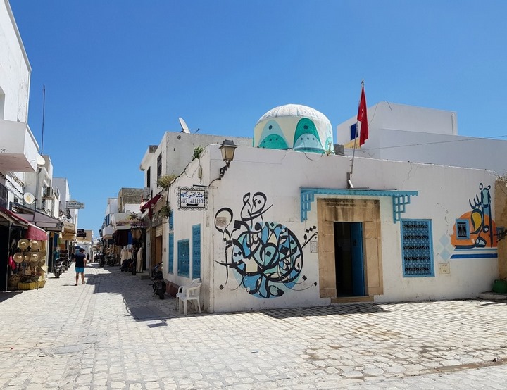 Ярко окрашенное белое здание на базаре в Махдии в Тунисе - зачем ехать в Тунис? Цвета и достопримечательности покорили меня Ярко окрашенное белое здание на базаре в Махдии в Тунисе - зачем ехать в Тунис?