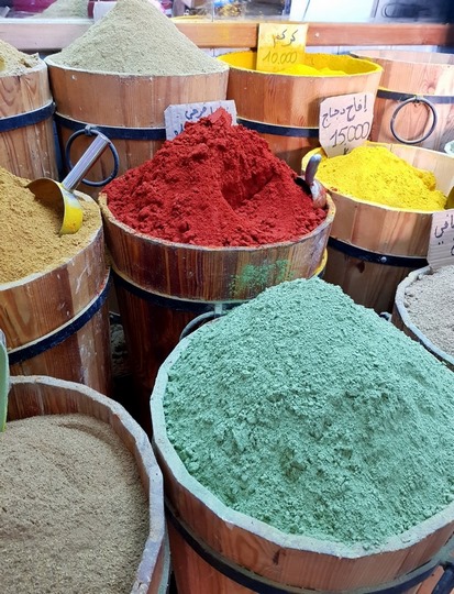 Яркие специи и порошки в одном из маленьких магазинчиков на базаре в Монастире  Яркие специи и порошки в одном из маленьких магазинчиков на базаре в Монастире. Изучение магазинов -
