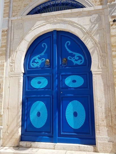 Синяя дверь в белом здании в Сиди-Бу-Саид Путешествие в Тунис. 1 Синяя дверь в белом здании в Сиди-Бу-Саид Путешествие в Тунис.