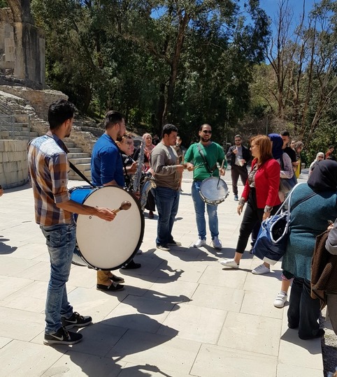 Музыканты играют, а местные жители танцуют в храме вод в Загуане - зачем ехать в Тунис? За теплый прием 1 Музыканты играют, а местные жители танцуют в храме вод в Загуане - зачем ехать в Тунис?