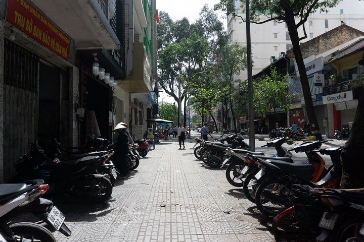 Следите за мотоциклами на тротуаре. 1111 Следите за мотоциклами на тротуаре.