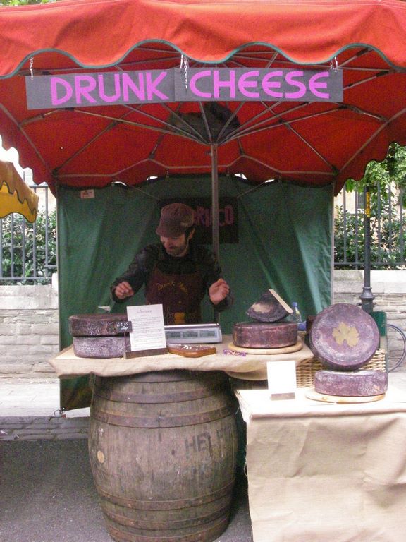 Причудливый продуктовый киоск на рынке Камден 1 Кэмденский рынок находится недалеко от отелей в этом районе.