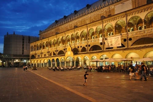Padua-Palazzo-della-Radzhone Padua-Palazzo-della-Radzhone Есть ли жизнь в Северной Корее? Французский фотограф подсмотрел за буднями страны Есть ли жизнь в Северной Корее? Французский фотограф подсмотрел за буднями страны Padua Palazzo della Radzhone