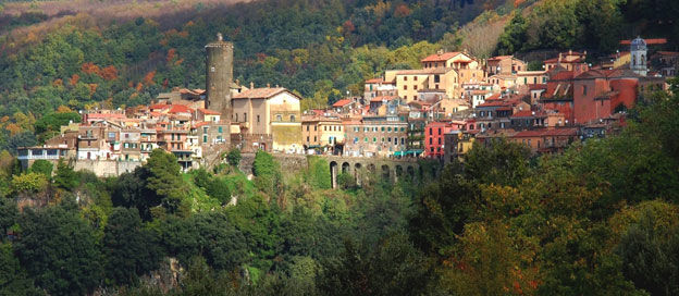 Вид на город Неми, с которого открывается вид на озеро